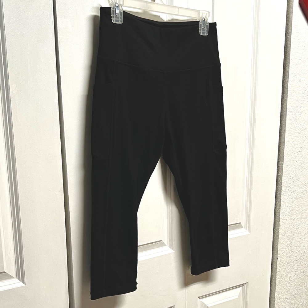 Steppe High-Rise Black Capri Leggings with Side Pockets Size M